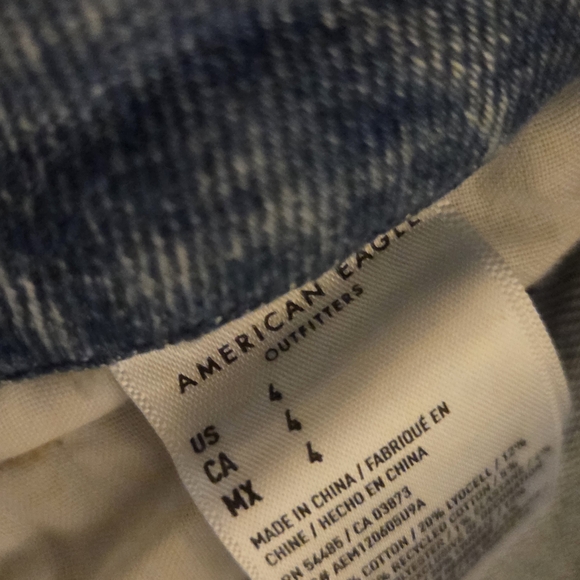 AE Curvy Mom Short - Picture 2 of 3